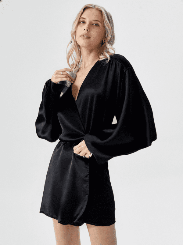 Robe courte en satin – Image 2
