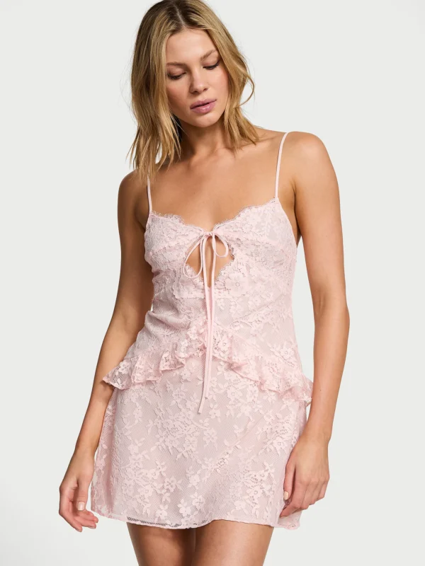 Osez rêver d'une mini-robe à volants en dentelle